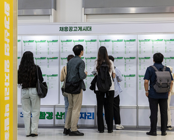 지난달 20일 서울 청계천에서 직장인들이 음료를 들고 산책을 즐기고 있다. [사진=연합뉴스]
