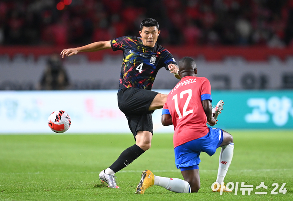 지난달 23일 오후 경기 고양시 고양종합운동장에서 하나은행 초청 축구 국가대표팀 평가전 대한민국과 코스타리카의 경기에서 수비수 김민재가 공을 걷어내고 있다. [사진=김성진 기자]