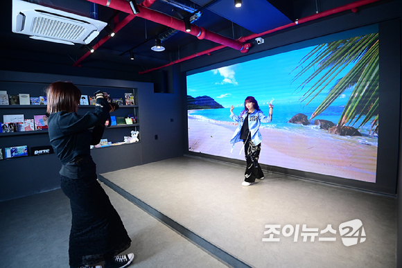 크리에이터 춤추는나율이 15일 서울 성수동 통일타워에 위치한 '케이팝 아케이드'(KPOP ARCADE)에 방문해 대표 프로그램 '비 더 아이돌'(Be The IDOL) 클래스 체험을 하고 있다. [사진=정소희 기자]