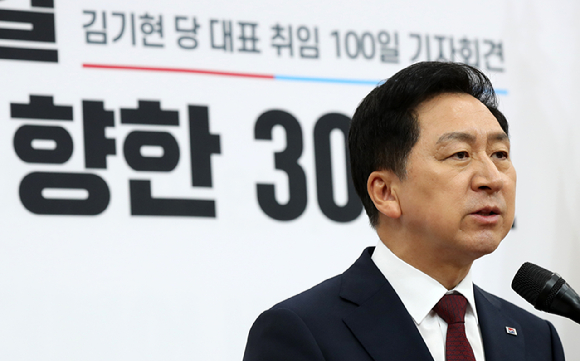 김기현 국민의힘 대표가 15일 국회에서 '당 대표 취임 100일 비전 발표 기자회견'을 하고 있다. [사진=뉴시스]