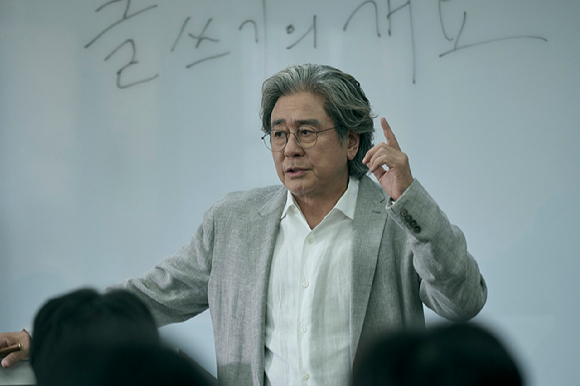 배우 최민식이 넷플릭스 시리즈 '맨 끝줄 소년'에서 열연하고 있다. [사진=넷플릭스]