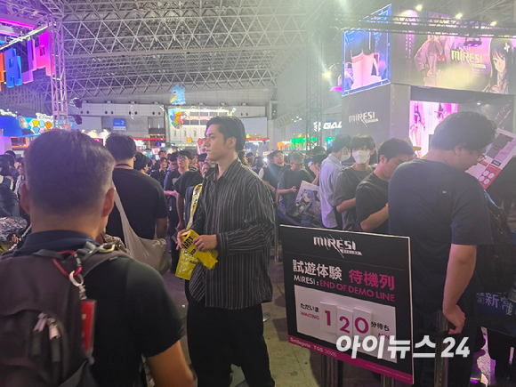 관람객들이 지난 19일 도쿄게임쇼 2026에서 엔씨 '아스트라에 오라티오' 시연을 위해 대기하고 있다. 대기시간은 도쿄게임쇼 최대 기준인 120분을 기록했다. [사진=곽민구 기자]