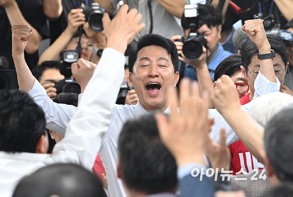 국민의힘 오세훈 서울시장 후보가 제9회 전국동시지방선거일 다음날인 4일 서울 종로구 대왕빌딩에 마련된 선거사무소에서 입장을 밝힌 뒤 기뻐하고 있다. [사진=곽영래 기자]