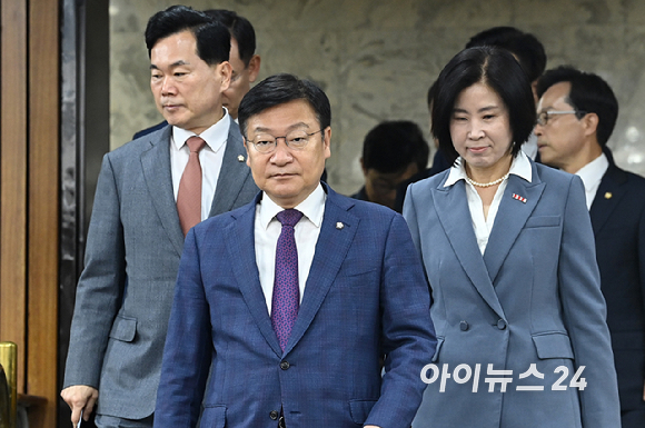 국민의힘 정점식 원내대표가 16일 국회에서 열린 원내대책회의에 참석하고 있다. 왼쪽은 원내운영수석부대표에 내정된 김승수 의원, 오른쪽은 원내정책수석부대표에 내정된 김미애 의원. [사진=곽영래 기자]
