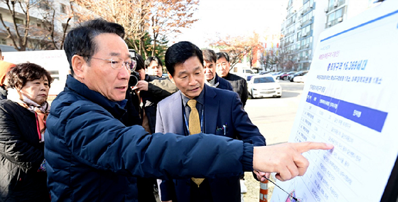 유정복 인천광역시장이 2일 부평구 삼산월드컨벤션에서 열린 '노후계획도시정비 기본계획 주민 설명회'에 앞서 갈산타운아파트를 찾아 현장을 점검 하고 있다. [사진=인천시]