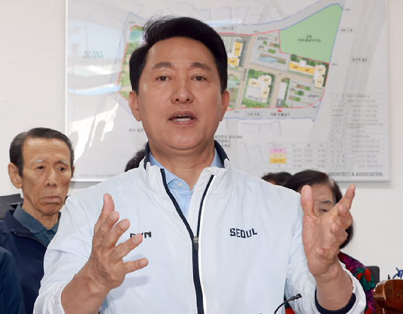 오세훈 국민의힘 서울시장 후보가 4일 서울 구로구 온수역 역세권 활성화사업 현장을 찾아 주민들과 간담회를 하고 있다. [사진=연합뉴스]