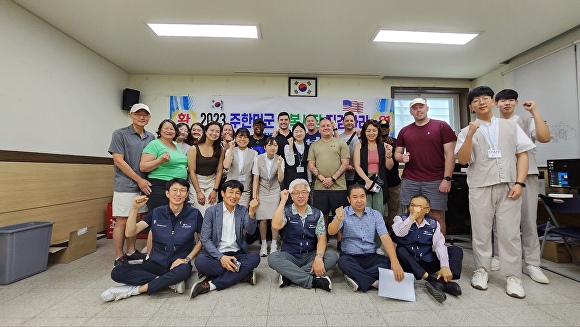 지난 17일 경기도 평택시 통복시장의 한미 징검다리 문화행사 참여자들이 기념사진을 촬영하고 있다. [사진=평택시]