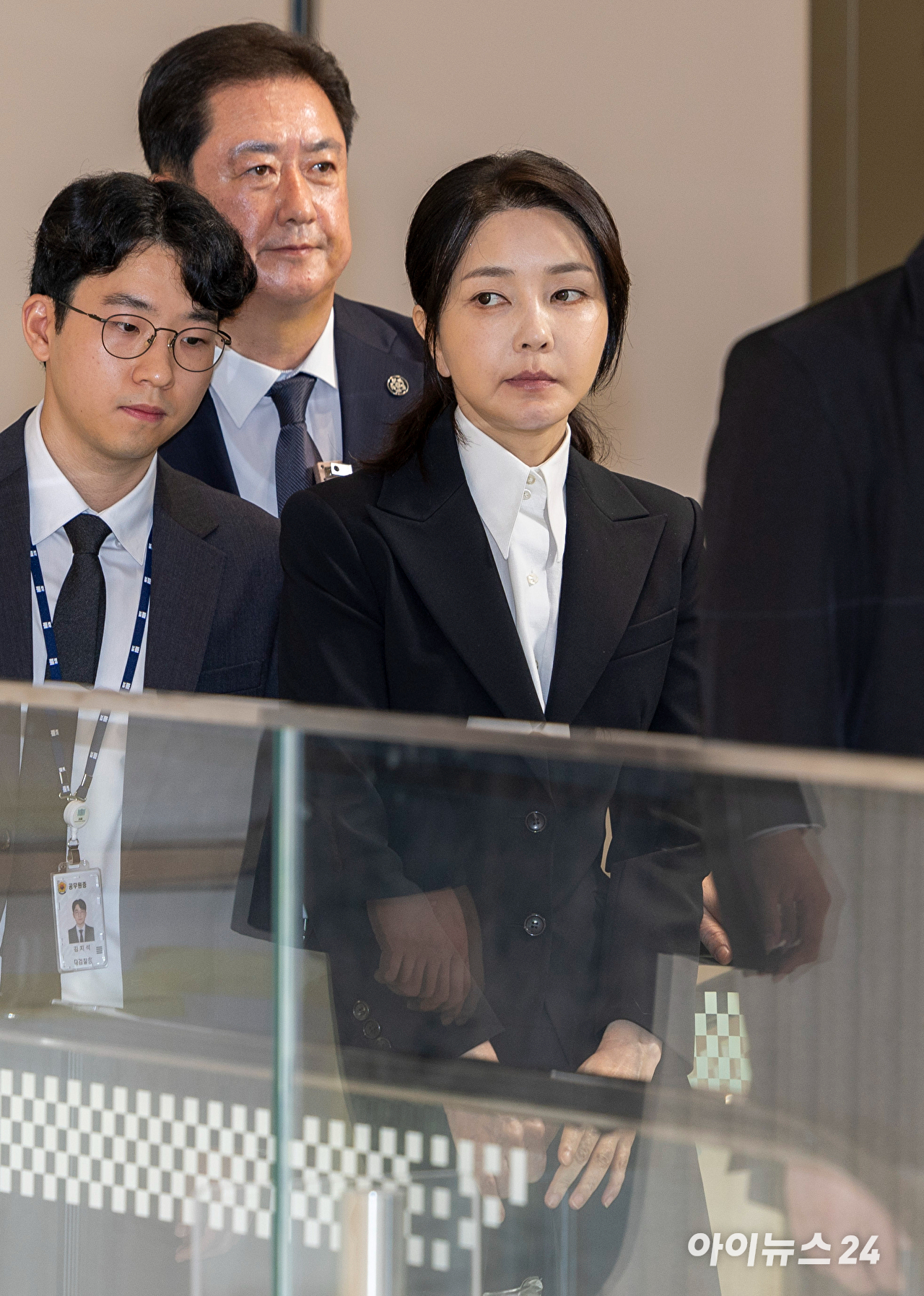 윤석열 전 대통령의 배우자 김건희 여사가 2025년 8월 6일 광화문에 위치한 ‘김건희 특검’ 사무실에 출석하고 있다. [사진=사진공동취재단]
