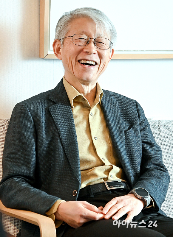 최기영 반도체공학회 회장(전 과학기술정보통신부 장관)이 지난 29일 서울시 용산구 인근에서 아이뉴스24와 인터뷰를 하고 있다. [사진=곽영래 기자]