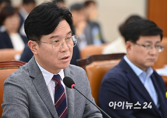 김영훈 고용노동부 장관이 20일 오전 서울 여의도 국회에서 열린 환경노동위원회 전체회의에서 의원 질문에 답변하고 있다. [사진=곽영래 기자]
