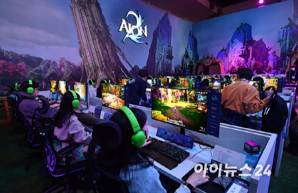 13일 부산 해운대구 벡스코에서 열린 국제게임전시회 '지스타 2025'에서 참관객들이 엔씨소프트 부스에서 아이온2 게임을 즐기고 있다. [사진=곽영래 기자]