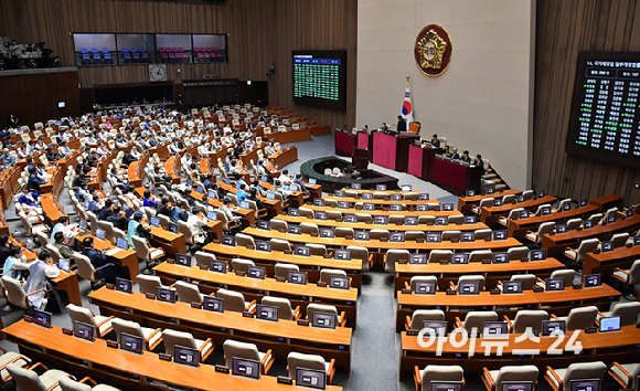 12일 서울 여의도 국회 본회의가 열렸다. 전날 법제사법위원회에서 여당 주도로 처리된 사법개혁안에 반발해 국민의힘 의원들이 불참해 자리가 비어있다. [사진=곽영래 기자]