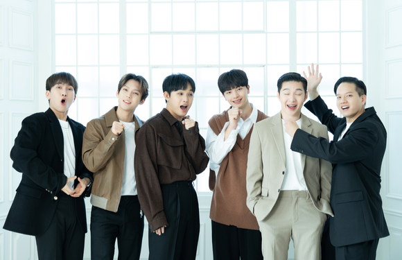 그룹 비투비가 21일 온라인으로 진행된 비투비 정규 3집 'Be Together' 발매 기념 기자간담회에 참석해 포즈를 취하고 있다. [사진=큐브엔터테인먼트]