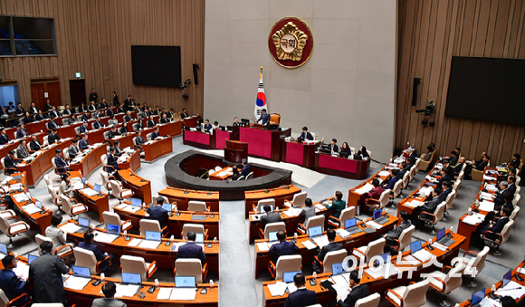 박정 예결특위 위원장이 7일 오전 서울 여의도 국회에서 열린 예산결산특별위원회 전체회의에서 의사봉을 두드리고 있다. [사진=곽영래 기자]