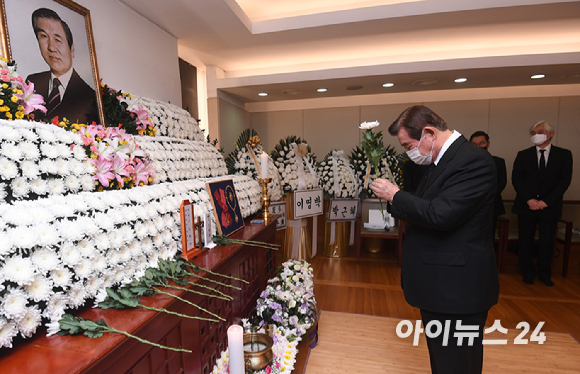 한광욱 전 청와대 비서실장이 29일 서울 종로구 서울대병원 장례식장에 마련된 고(故) 노태우 전 대통령 빈소를 찾아 조문을 하고 있다.[사진=사진공동취재단]