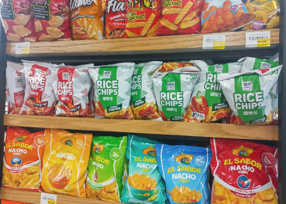 파키스탄에서 판매하는 쌀로칩 플레이밍 핫, 쌀로칩 스모크드 파프리카가 진열된 모습. [사진=롯데웰푸드]