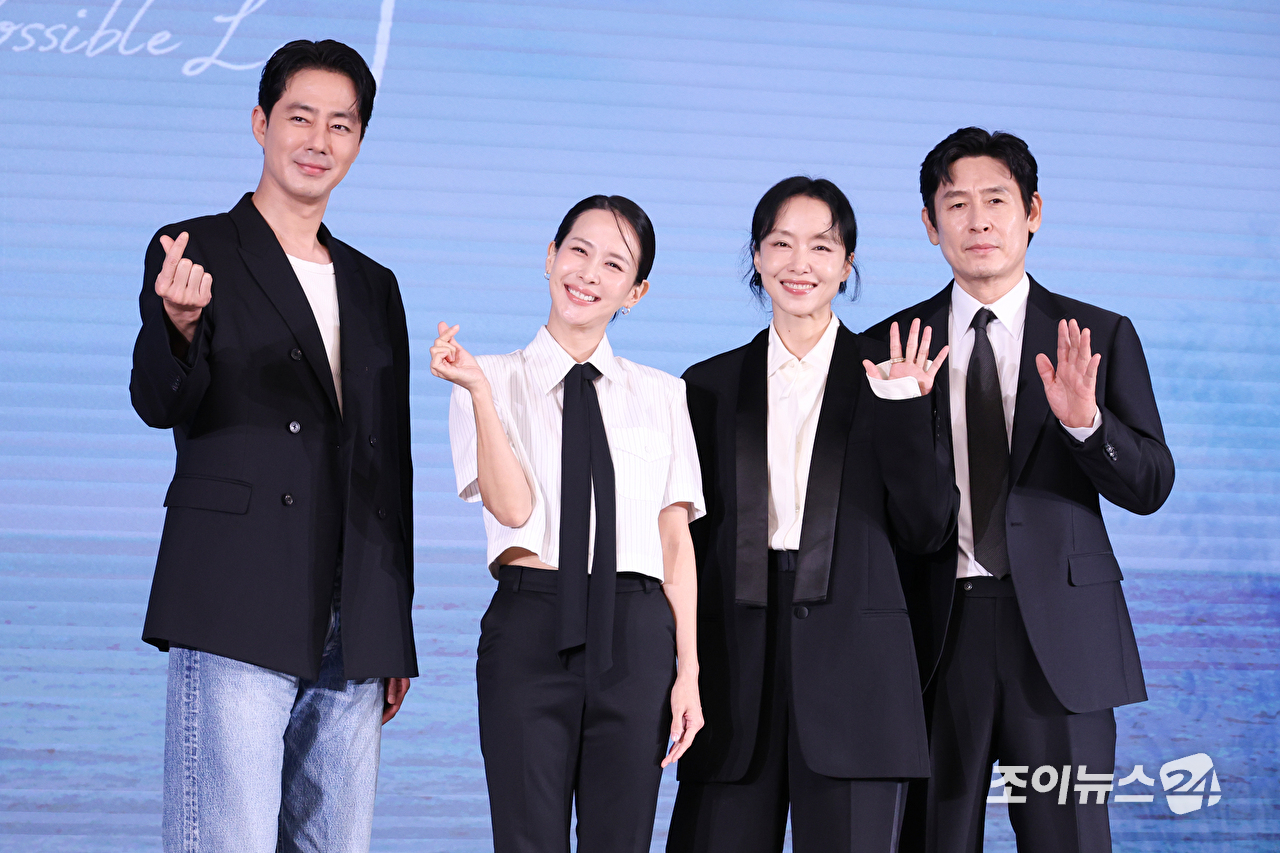 배우 조인성, 조여정, 전도연, 설경구가 25일 오전 서울 마포구 호텔 나루 서울 엠갤러리에서 진행된 넷플릭스 영화 '가능한 사랑'(감독 이창동) 제작보고회에 참석해 포즈를 취하고 있다. [사진=문수지 기자]