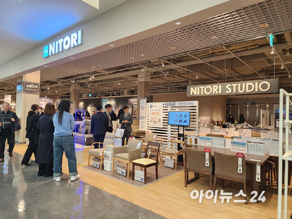 니토리와 홈플러스 관계자들이 2호점 오픈 기념 커팅식을 하고 있다. 신지원 니토리코리아 점포운영부 본부장, 오누키 케이고 니토리코리아 대표이사, 타케다 마사노리 니토리코리아 회장, 조주연 홈플러스 대표, 고영선 홈플러스 전무, 임재흥 홈플러스 전무(왼쪽부터)가 참석했다. [사진=구서윤 기자]