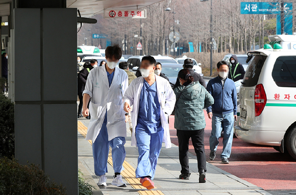 사진은 지난 8일 서울 시내 한 대학병원에서 의사들이 이동하는 모습. [사진=뉴시스]