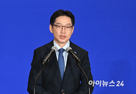 대통령실은 29일 강훈식 대통령비서실장의 브리핑을 통해 이재명 대통령의 장관급 추가 인선을 발표했다. 사진 왼쪽 위부터 구윤철 기획재정부 장관 후보자, 이진숙 교육부 장관 후보자, 정성호 법무부 장관 후보자. 사진 왼쪽 아래부터 윤호중 행정안전부 장관 후보자, 김정관 산업통상자원부 장관 후보자, 정은경 보건복지부 장관 후보자. 2025.6.29 [사진=연합뉴스]