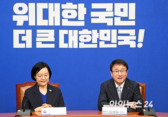 한성숙 국무총리(가운데)가 10일 국회에서 취임 인사차 개혁신당을 방문해 이준석 대표(오른쪽), 천하람 원내대표와 기념 촬영을 하고 있다. 2026.7.10 [사진=연합뉴스]