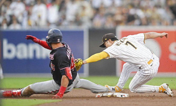 MLB 샌디에이고에서 뛰고 있는 김하성(오른쪽)은 25일(한국시간) 열린 워싱턴과 홈 경기에 리드오프 임무를 맡았으나 4타수 무안타 빈손에 그쳤다. [사진=뉴시스]