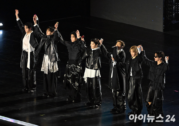 방탄소년단(BTS)이 21일 오후 서울 광화문 광장에서 정규 5집 '아리랑(ARIRANG)' 앨범 발매를 기념해 컴백 무대를 선보이고 있다. [사진=사진공동취재단]