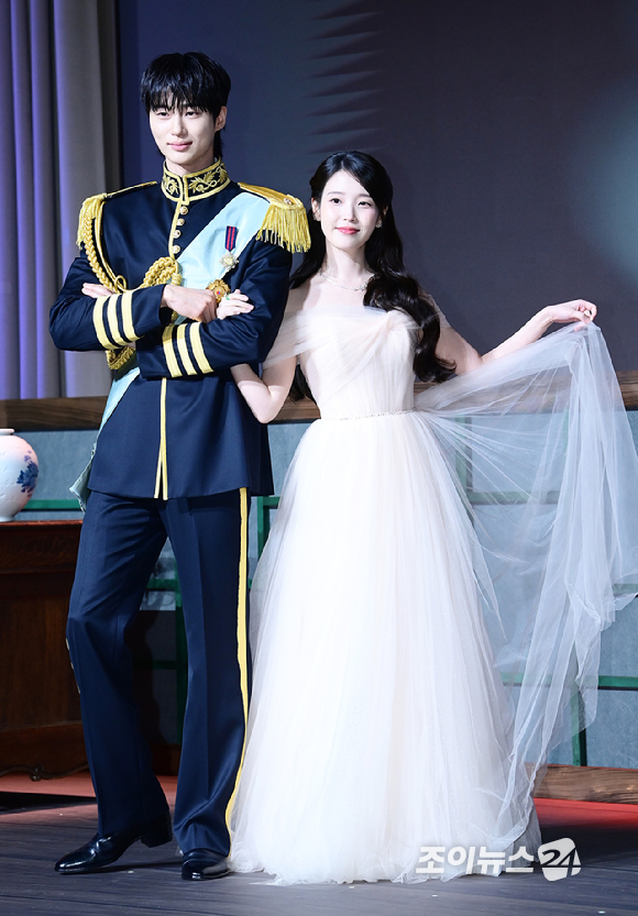 배우 변우석과 아이유가 6일 서울 조선팰리스 강남 호텔에서 진행된 MBC 금토드라마 '21세기 대군부인' 제작발표회에 참석하고 있다. [사진=정소희 기자]