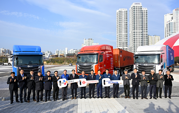 (왼쪽부터)김창환 현대차 R&D본부 전동화에너지솔루션담당 부사장, 켄 라미레즈 현대차 HMG에너지&수소사업본부 부사장, 장괄필 HD한국조선해양 미래기술연구원 부사장, 박상후 부산대학교 대외전략부총장이 지난 2일 서울시 여의도 소재 콘래드 호텔에서 진행된 '선박용 수소연료전지 개발 및 상용화를 위한 다자간 업무협약(MOU)' 체결식에서 기념사진을 촬영하고 있다. [사진=현대자동차]