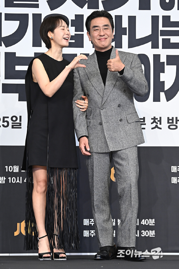 배우 명세빈, 류승룡이 22일 오후 서울 구로구 신도림 더 링크 호텔에서 열린 JTBC 토일드라마 '서울 자가에 대기업 다니는 김 부장 이야기' 제작발표회에서 포토타임을 갖고 있다. [사진=곽영래 기자]