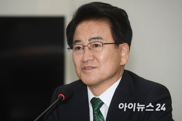 더불어민주당 이재명 대선후보가 지난 26일 경기 파주 금촌역 광장에서 열린 '매타버스 파주, 민심속으로!'에서 시민들과 인사하고 있다. [사진=국회사진취재단]