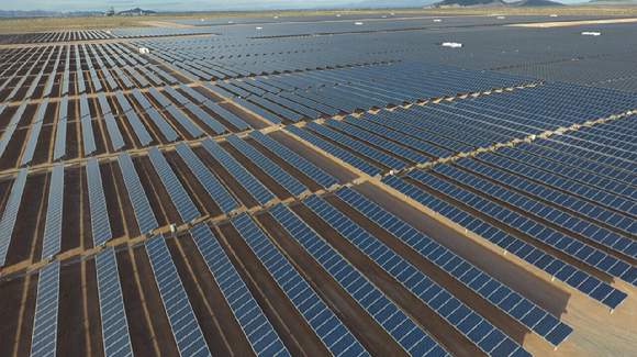 미국 애리조나주에 설치된 HD현대에너지솔루션의 고출력 태양광 모듈의 모습 [사진=HD현대에너지솔루션]