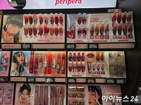 로엠 명동 매장 초입 마케팅에 걸린 모카무스 컬러의 의류. [사진=박은경 기자]