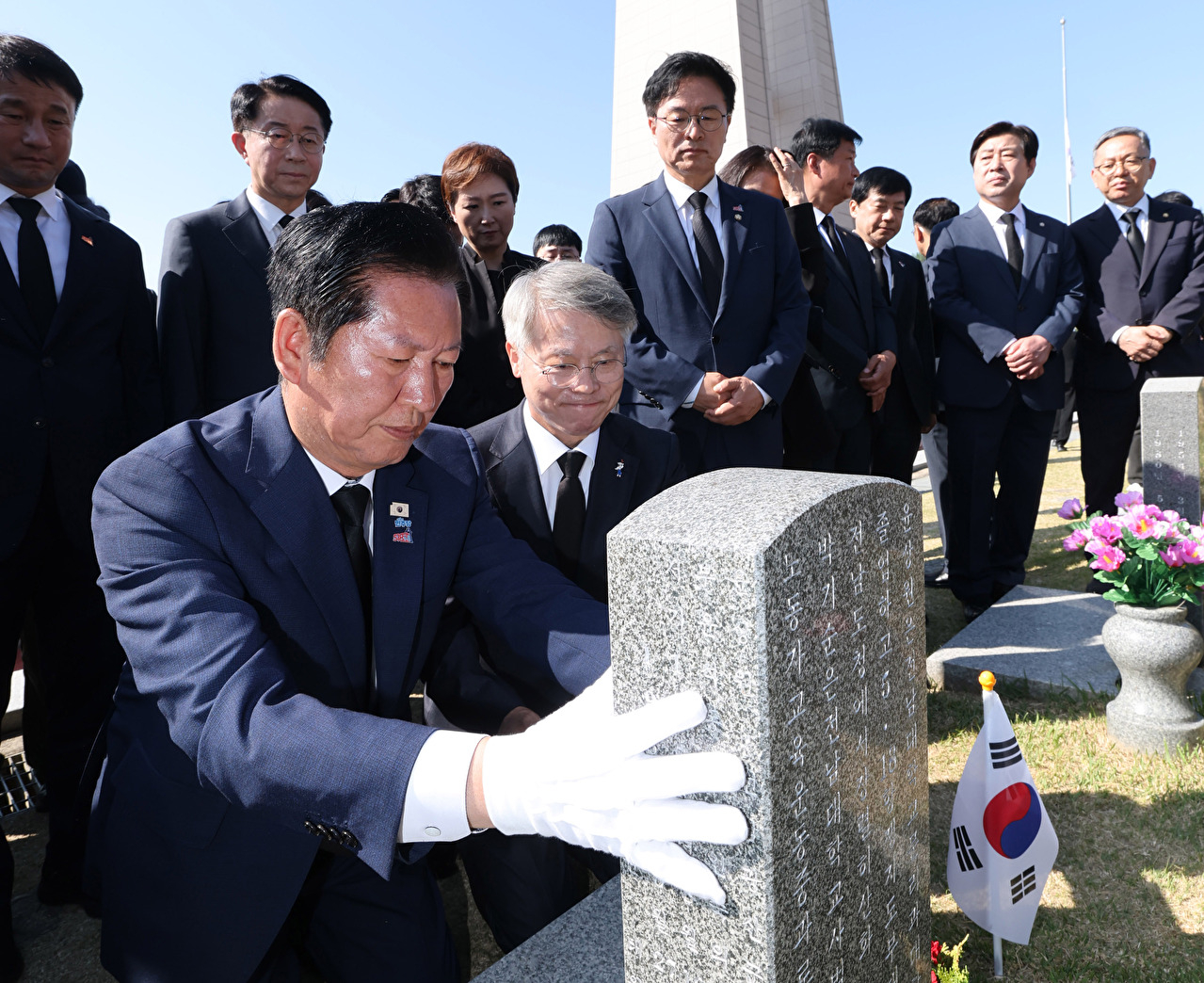 더불어민주당 총괄상임선대위원장인 정청래 대표와 민형배 전남광주통합특별시장 후보가 5&middot;18 민주화운동 46주년 기념일인 18일 광주 북구 국립 5&middot;18민주묘지를 찾아 윤상원 열사의 묘역에서 참배하고 있다. 2026.5.18 [공동취재] [사진=연합뉴스]