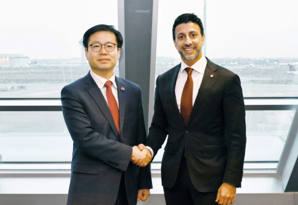 여한구 산업통상부 통상교섭본부장이 지난 18일(현지시간) 캐나다 토론토에서 마닌더 시두 캐나다 통상장관과의 회담에 앞서 악수하고 있다. [사진=산업통상부]