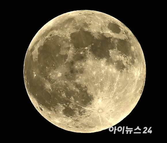 &apos;슈퍼 웬즈데이&apos;…올해 가장 큰 보름달 뜬다