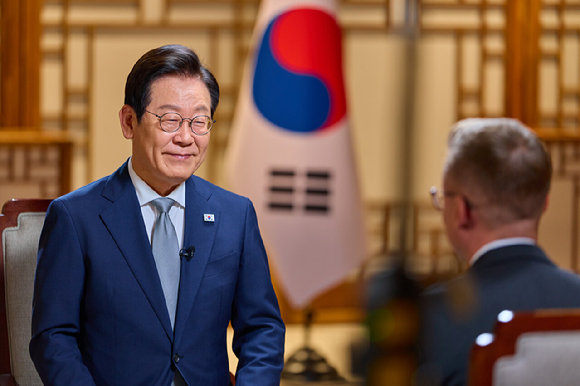 이재명 대통령 23일(현지 시각) 공개된 미국 CNN과의 인터뷰에서 한미 관세 협상과 관련해 "이성적으로 충분히 납득할 수 있는 합리적인 결과에 결국은 이르게 될 것이라고 믿는다"고 말했다. [사진=대통령실]