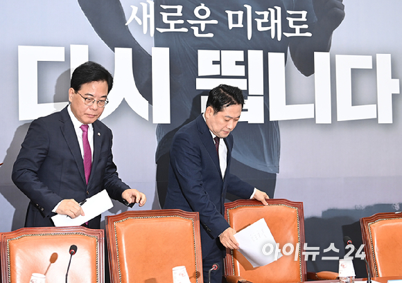 국민의힘 장동혁 대표와 송언석 원내대표가 11일 서울 여의도 국회에서 열린 최고위원회의에 참석하고 있다. [사진=곽영래 기자]