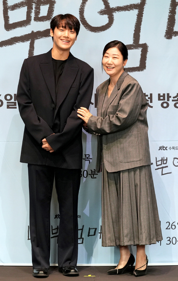 배우 라미란과 이도현이 26일 온라인으로 진행된 JTBC 새 수목드라마 '나쁜엄마' 제작발표회에 참석하고 있다. [사진=JTBC]