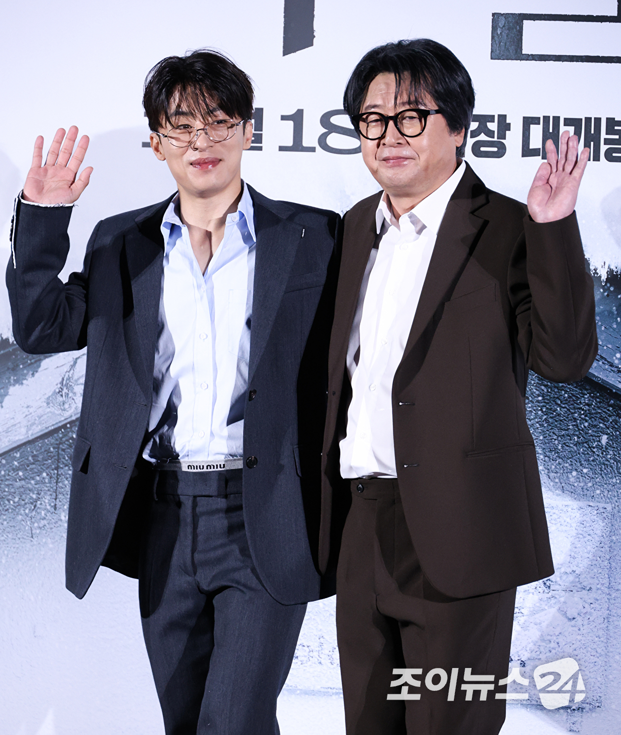 배우 구교환, 김윤석이 30일 오전 서울 용산구 CGV 용산아이파크몰점에서 진행된 영화 '폭설'(감독 홍의정, 박선우) 제작보고회에 참석해 포즈를 취하고 있다. [사진=문수지 기자]