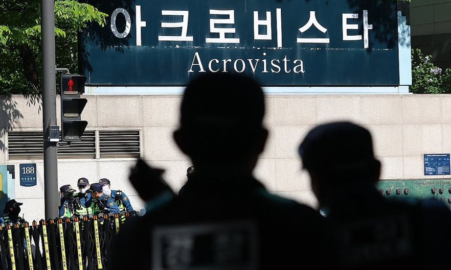 윤석열 전 대통령이 지난 4월 21일 서울 서초동 서울중앙지법에서 열린 내란 우두머리 혐의 형사재판 2번째 공판에 출석해 변호인단과 대화를 하고 있다. 2025.4.21[사진=사진공동취재단]
