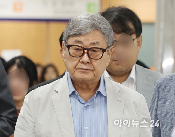 김준기 DB그룹 창업회장이 4일 서울 서초구 서울중앙지방법원에서 열린 '독점규제및공정거래에관한법률위반 혐의' 1차 공판에 출석하고 있다. [사진=곽영래 기자]