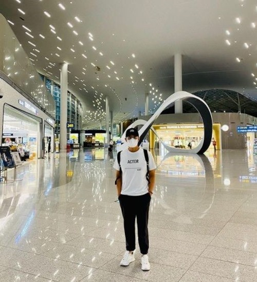 이병헌이 미국으로 출국하기 전 공항에서 인증샷을 찍고 있다 [사진=이병헌 SNS]