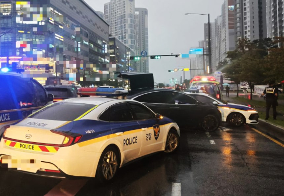 경찰이 시흥시 도심 대로에서 공포탄과 실탄, 테이저건을 발사해 차량 절도범을 검거했다. [사진=경기도소방재난본부 ]