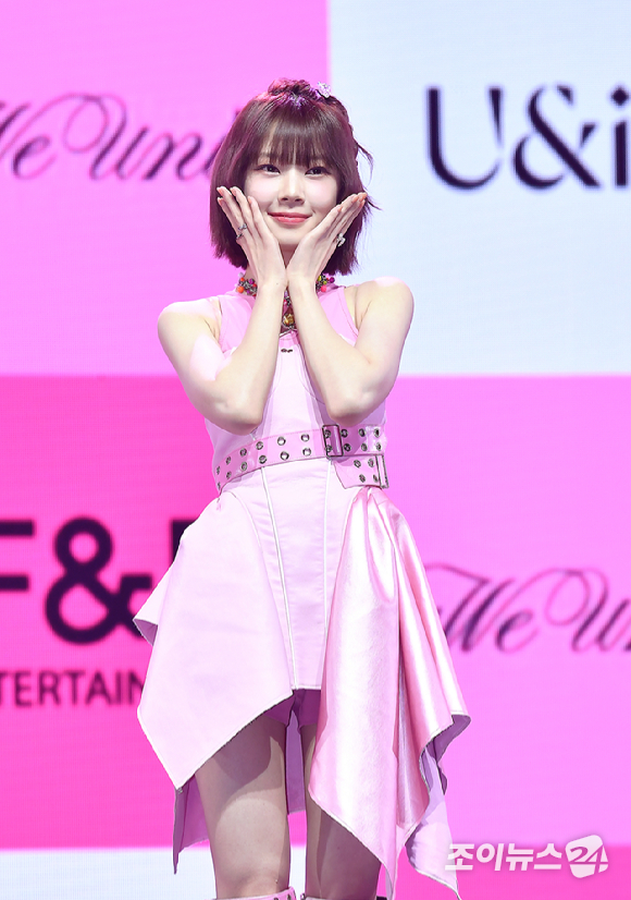 걸그룹 유니스 코토코가 27일 오후 서울 광진구 예스24라이브홀에서 열린 첫 번째 미니앨범 'WE UNIS(위 유니스)' 발매 기념 데뷔 쇼케이스에서 포토타임을 갖고 있다. [사진=곽영래 기자]