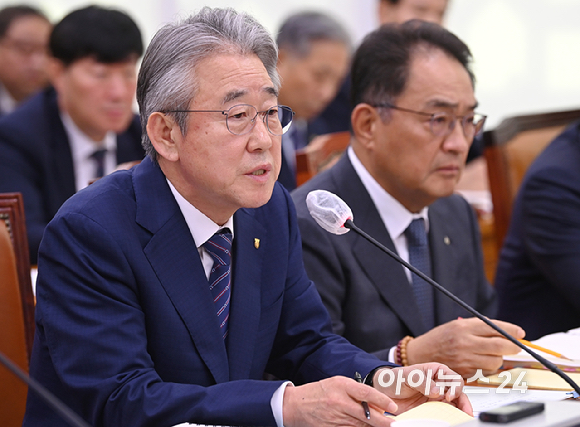 강호동 농업협동조합중앙회 회장이 24일 서울 여의도 국회 농림축산식품해양수산위원회에서 열린 국정감사에서 질의에 답변하고 있다. [사진=곽영래 기자]