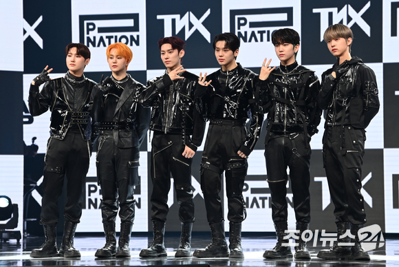 그룹 TNX가 17일 오후 서울 용산구 한남동 블루스퀘어에서 열린 첫 번째 미니앨범 '웨이 업'(WAY UP) 발매 기념 쇼케이스에서 포즈를 취하고 있다. [사진=김성진 기자]