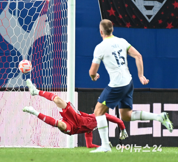 13일 오후 서울월드컵경기장에서 '쿠팡플레이 시리즈' 1차전 팀 K리그 대 토트넘 홋스퍼 FC의 경기가 펼쳐졌다. 후반 토트넘 손흥민이 팀의 여섯 번째 골을 넣고 세리머니 하고 있다. [사진=정소희 기자]