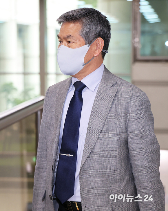 사드기밀 유출 관련 직권남용권리행사방해 등 혐의를 받는 정경두 전 국방부 장관이 20일 서울 서초구 서울중앙지법에서 열린 1차 공판준비기일에 출석하고 있다. 2026.4.20 [사진=사진공동취재단]