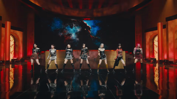 SM 프로젝트 유닛 GOT the beat(갓 더 비트)가 신곡 'Step Back' 스테이지 비디오를 공개해 관심을 모으고 있다. [사진='Girls On Top' 유튜브 캡쳐]